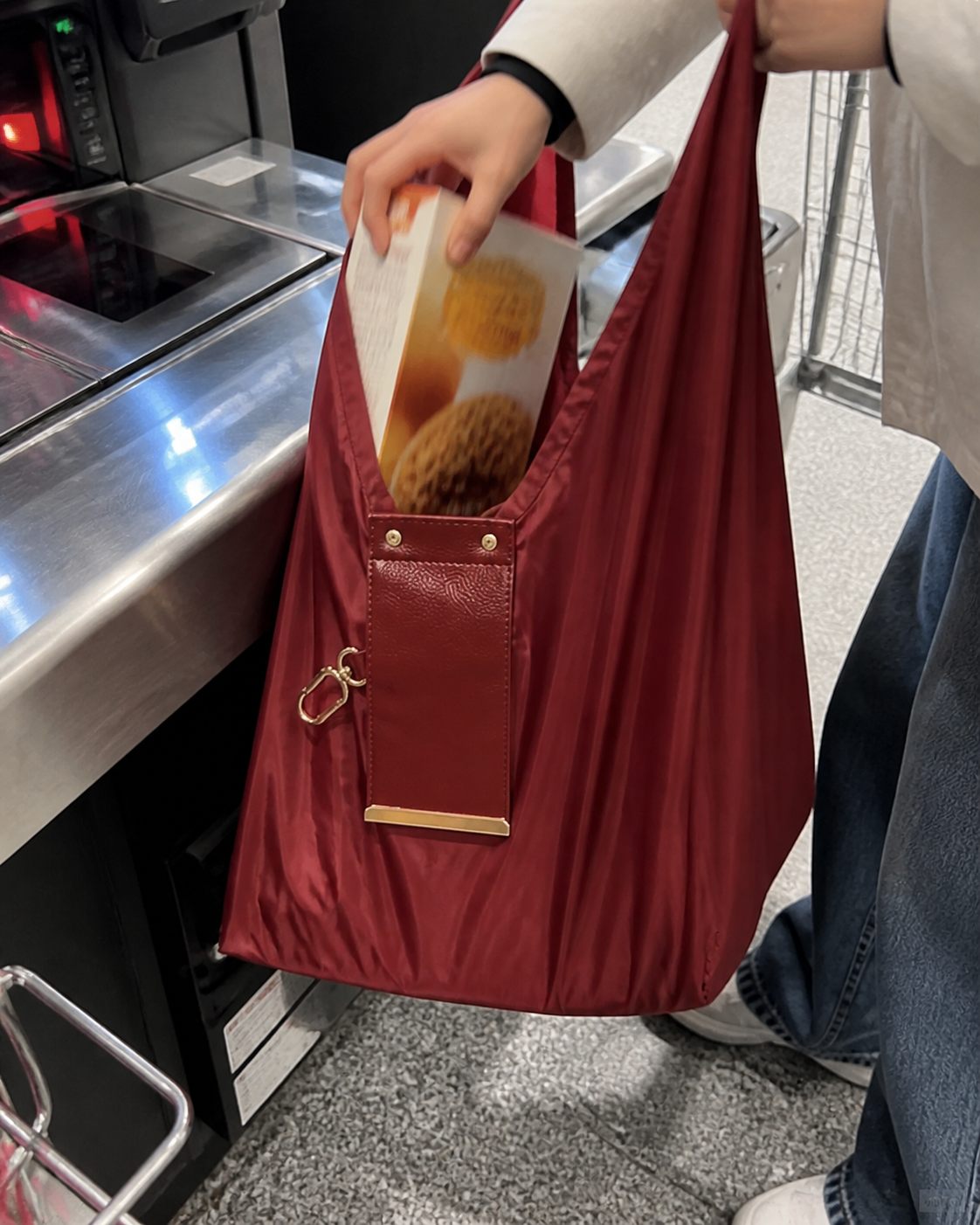 Red foldable tote at a checkout